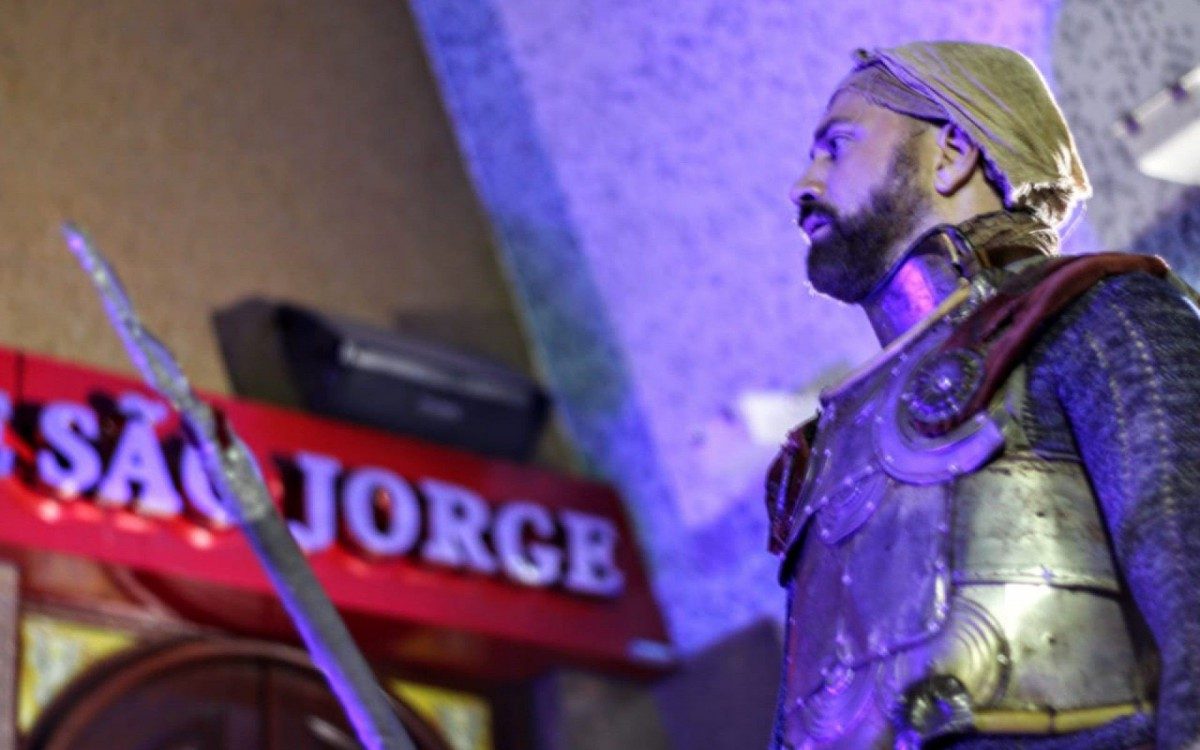 H&aacute; 12 anos, Augusto Vargas interpreta S&atilde;o Jorge. 