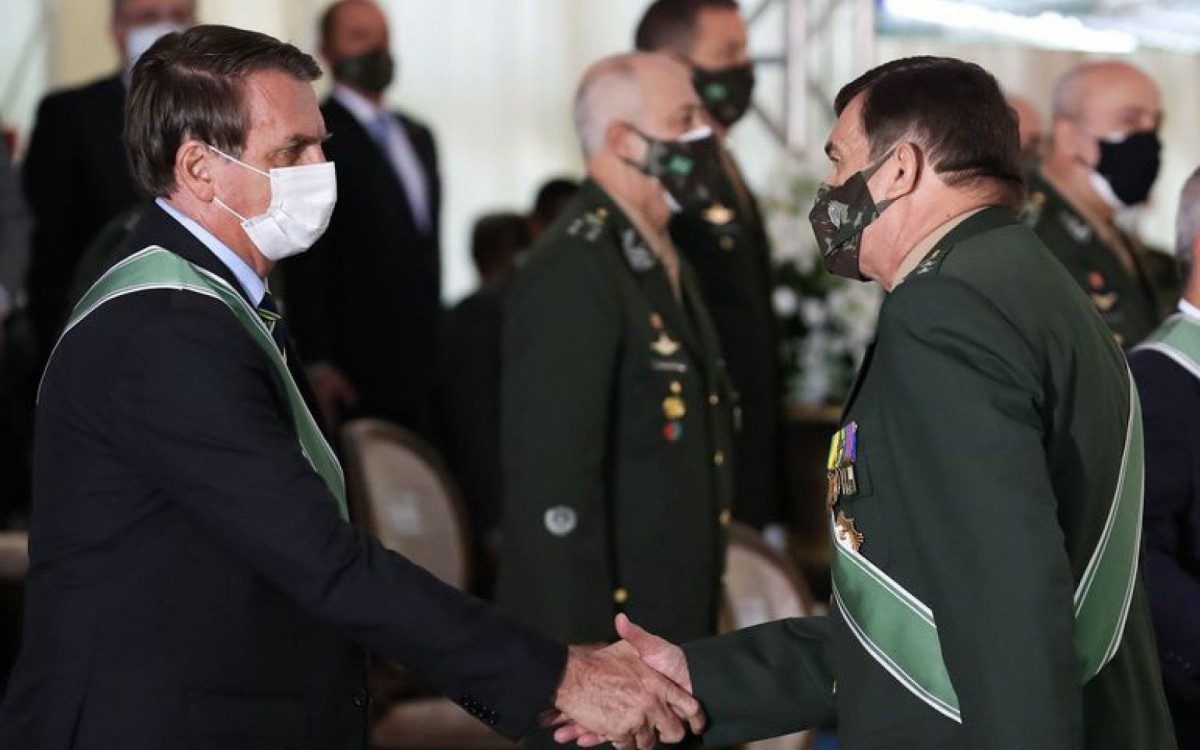 O presidente Jair Bolsonaro e o novo comandante do Ex&eacute;rcito, general Paulo S&eacute;rgio Nogueira de Oliveira