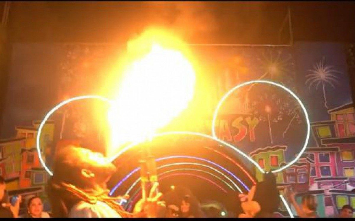 Baile da Disney teve show de pirotecnia 