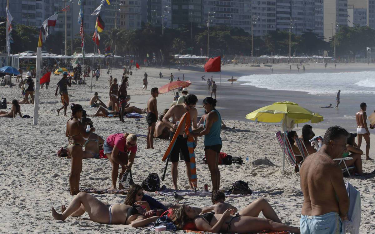 Geral - Movimentaçao na tarde de hoje na Praia de Copacabana, zona sul do Rio. - Reginaldo Pimenta / Agencia O Dia