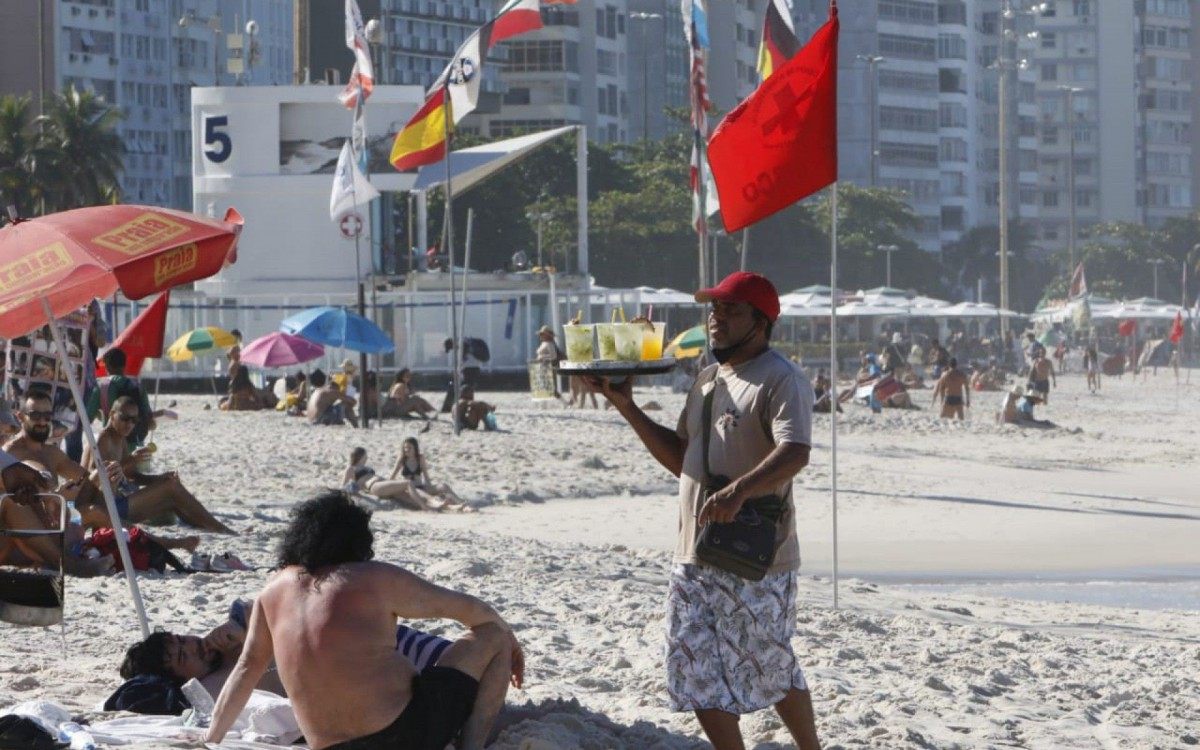 Cariocas lotaram a praia de Copacabana, na Zona Sul do Rio, ontem