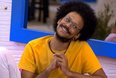Ex-BBB João Luiz aponta falhas em filtros de Instagram: 'Fiquei laranja'