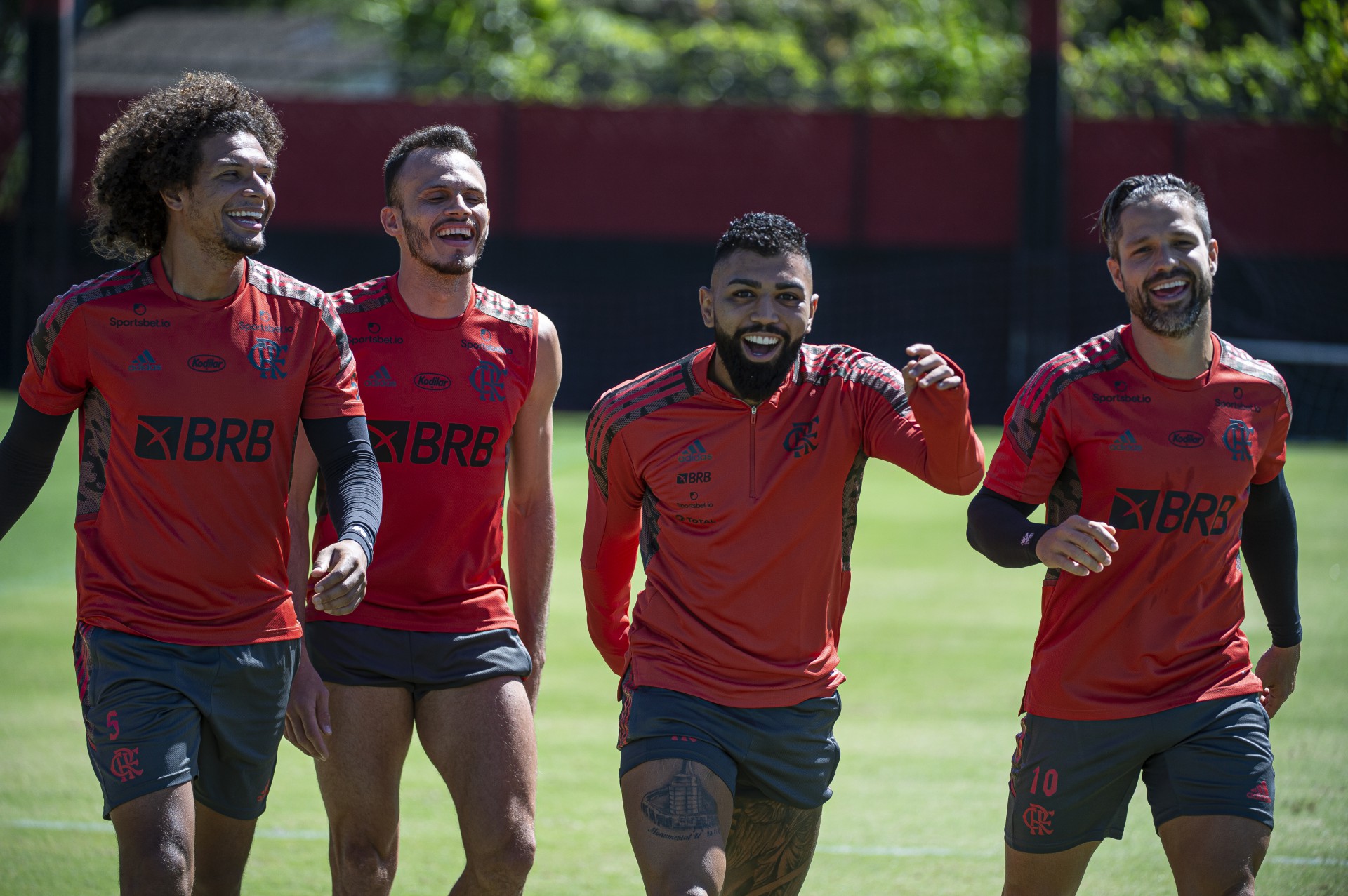 Empres&aacute;rio de titular do Flamengo n&atilde;o v&ecirc; empecilho para transfer&ecirc;ncia para futebol europeu