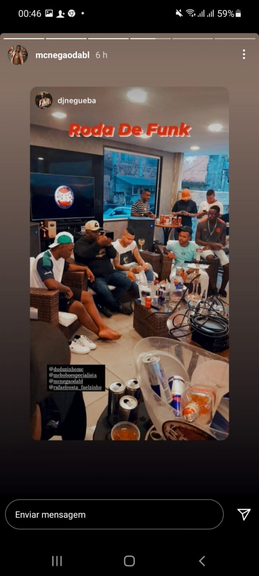 Mc Duduzinho ignora pandemia e curte roda de funk com amigos