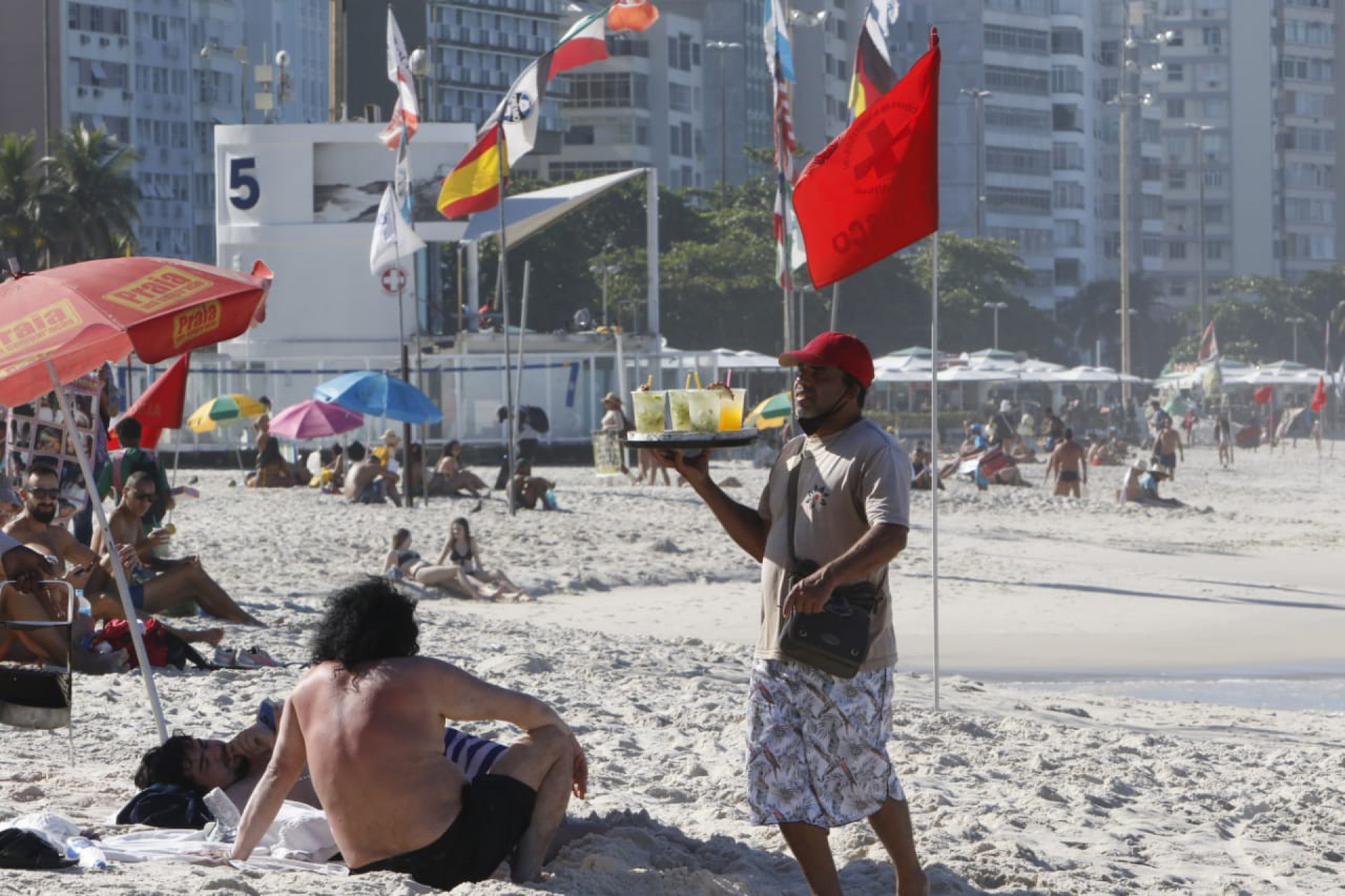 Cariocas lotam a praia de Copacabana, na Zona Sul do Rio, nesta sexta-feira (23) - Reginaldo Pimenta/ Agência O Dia
