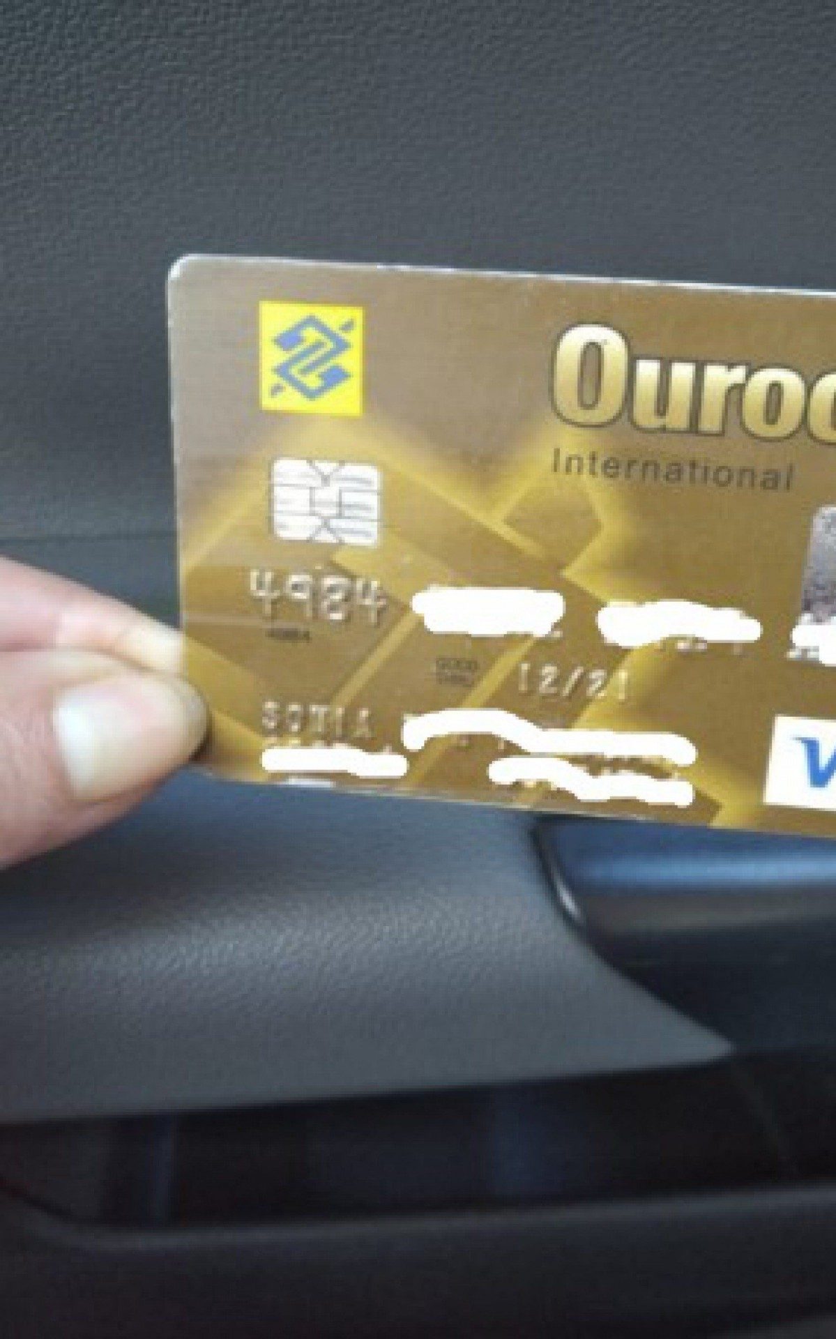 Homem abordou a v&iacute;tima, disse que era funcion&aacute;rio do banco e se ofereceu para ajud&aacute;-la a desbloquear senha de cart&atilde;o. O suspeito fez a transfer&ecirc;ncia e devolveu a ela um cart&atilde;o falso, sem que a mesma percebesse