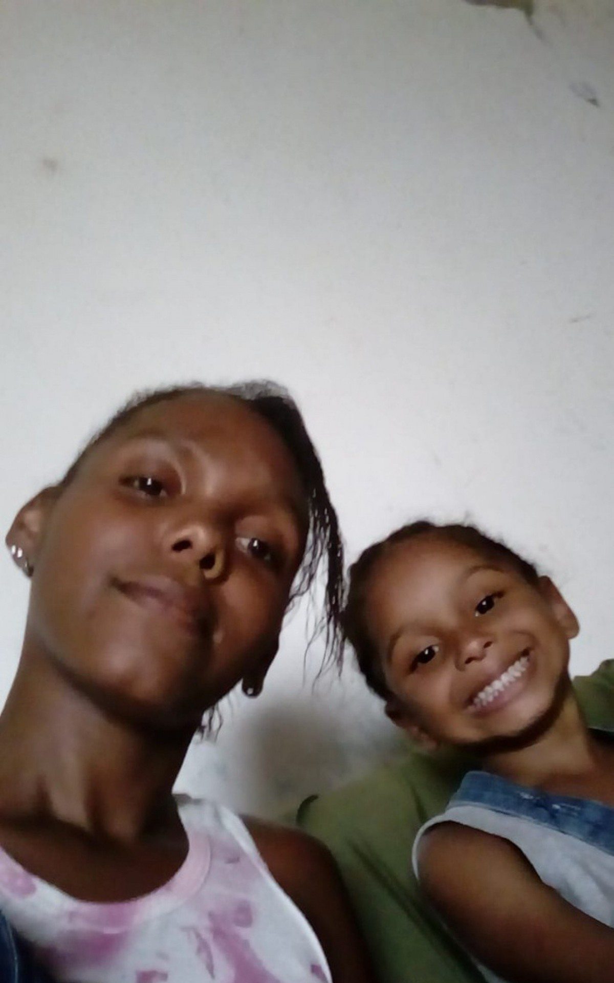 Gilmara e a filha Ketelen Vit&oacute;ria, de 6 anos