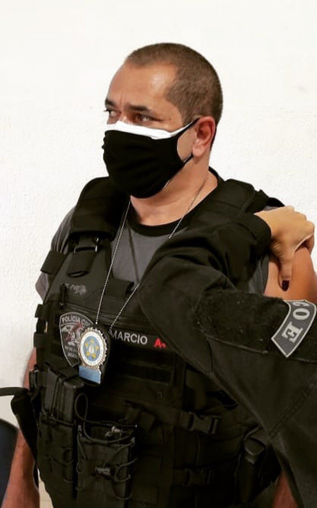 Policial de Duque de Caxias recebe vacina contra Covid-19