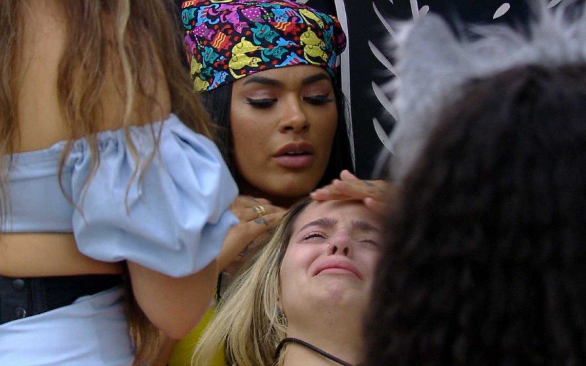 Viih Tube cai no choro com medo de ser eliminada do 'BBB 21'