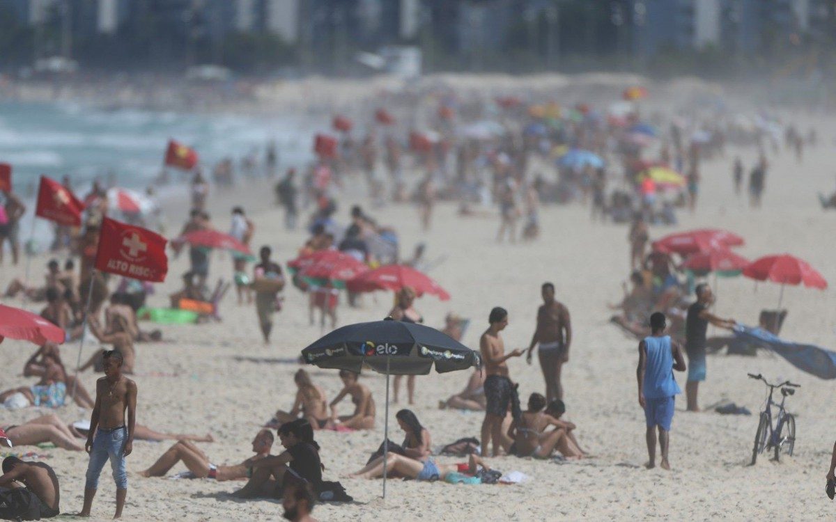 Na manh&atilde; deste s&aacute;bado (24), a praia do Arpoador, na Zona Sul, ficou cheia apesar da proibi&ccedil;&atilde;o de perman&ecirc;ncia na areia
