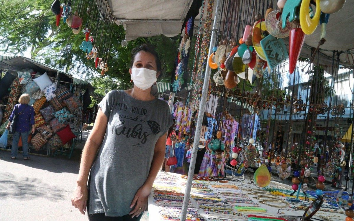 Artes&atilde;os voltam a trabalhar. Movimenta&ccedil;&atilde;o na Pra&ccedil;a Saens Pena na Tijuca. Katia Mendon&ccedil;a, 41 anos