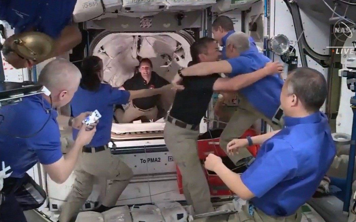 A equipe Crew-2 comemora a chegada &agrave;  Esta&ccedil;&atilde;o Espacial Internacional (ISS)