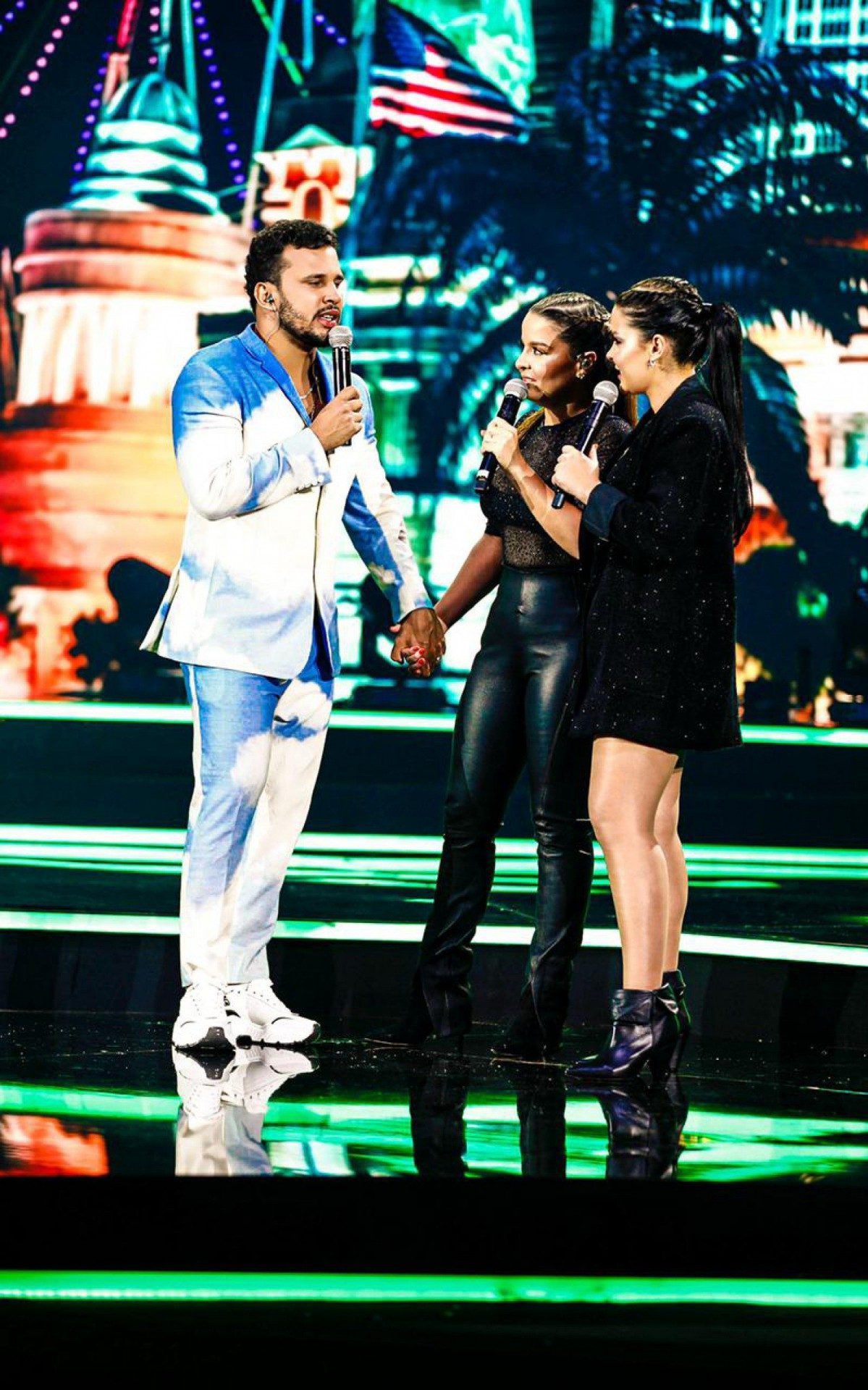 Lucas Guimar&atilde;es recebe Maiara e Mara&iacute;sa