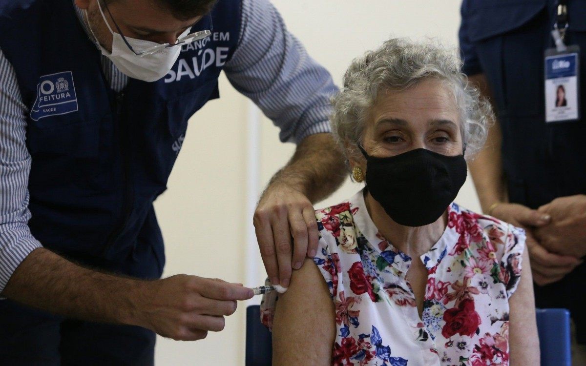 PREFEITURA INICIA VACINA&Ccedil;&Atilde;O DE PESSOAS COM DEFICI&Ecirc;NCIA.  O ato simb&oacute;lico foi no Centro Municipal de Refer&ecirc;ncia da Pessoa com Defici&ecirc;ncia (CMRPD) do Mato Alto, em Jacarepagu&aacute;. Os secret&aacute;rios de Sa&uacute;de, Daniel Soranz, e da Pessoa com Defici&ecirc;ncia, Helena Werneck, estiveram local para atender &agrave; imprensa.