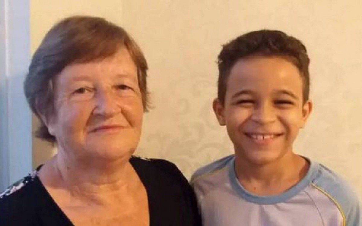 Avó aprende a ler com aulas online do neto de sete anos em Santa Catarina