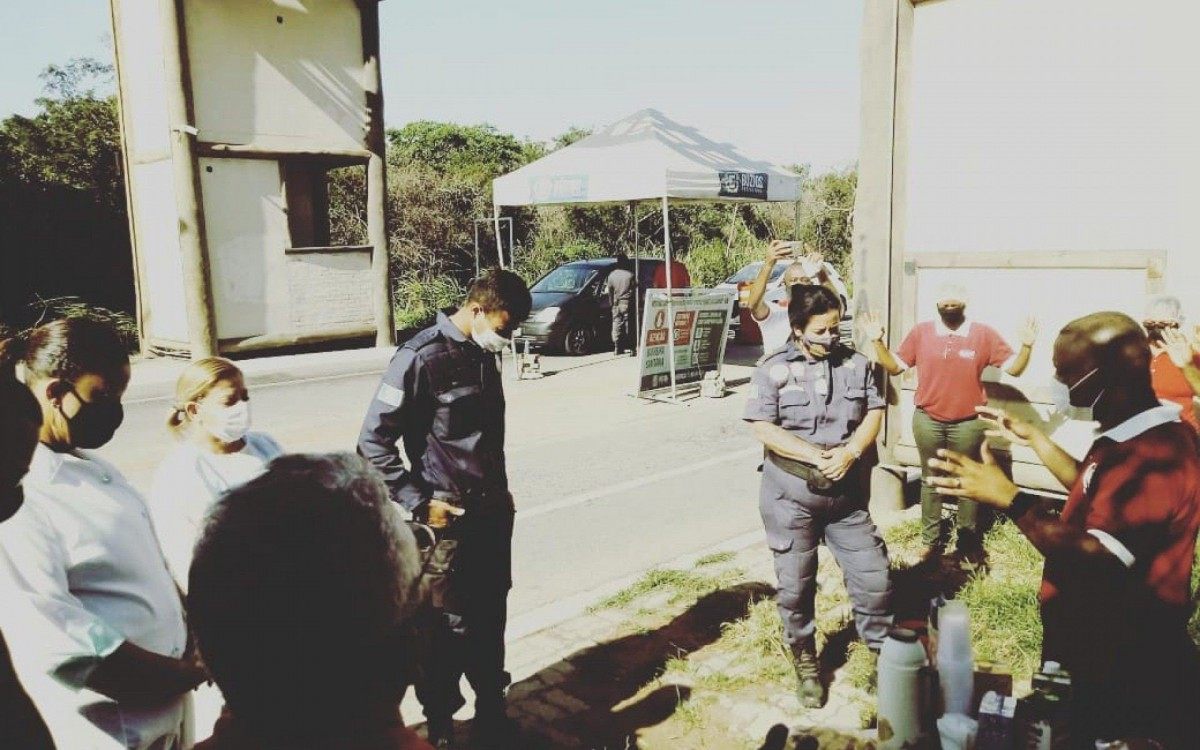 Evang&eacute;licos levam caf&eacute; da manh&atilde; e oram pelos agentes da Guarda de B&uacute;zios na barreira de Ba&iacute;a Formosa 