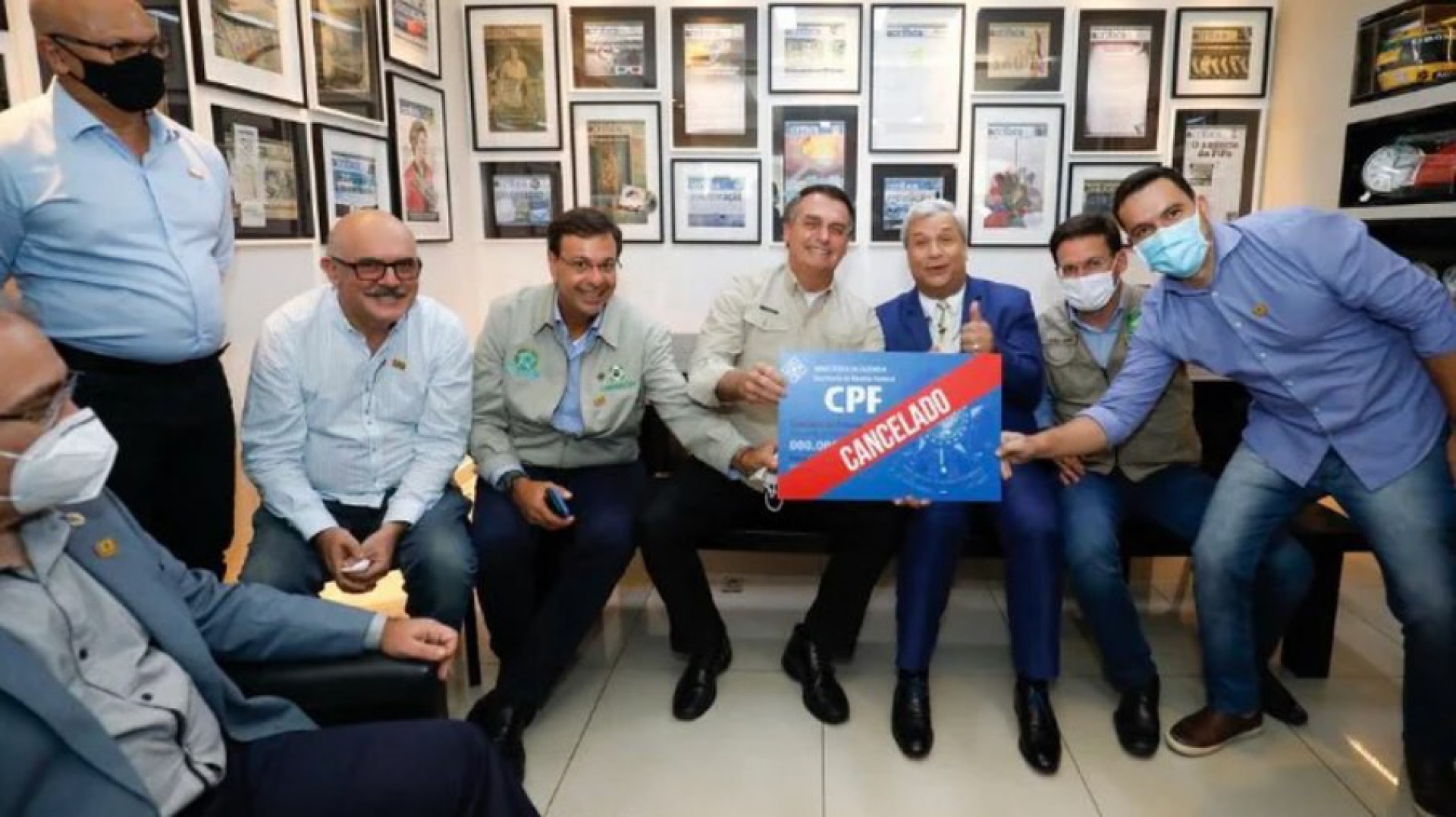 Parlamentares criticam Bolsonaro após presidente posar com placa 'CPF cancelado'
