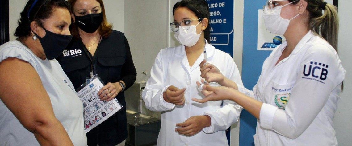 O ex-atleta paralímpico e embaixador da Secretaria Municipal da Pessoa com Deficiência, Clodoaldo  Silva, participou nesta manhã da campanha de vacinação contra a Covid-19 no Centro de Referência Do Centro da  Cidade - Créditos / Divulgação