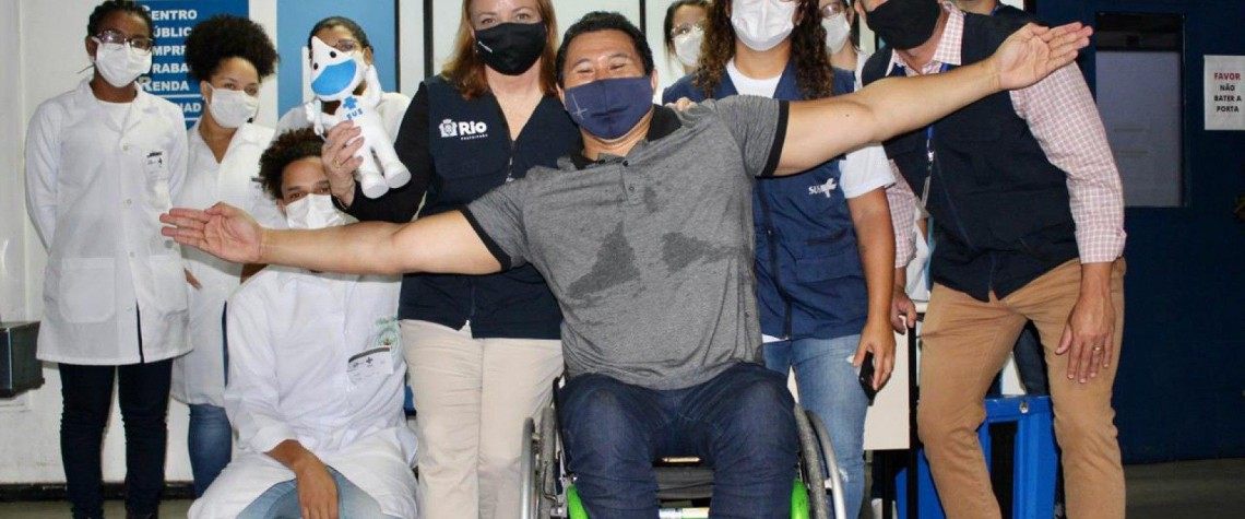 O ex-atleta paralímpico e embaixador da Secretaria Municipal da Pessoa com Deficiência, Clodoaldo  Silva, participou nesta manhã da campanha de vacinação contra a Covid-19 no Centro de Referência Do Centro da  Cidade - Créditos / Divulgação