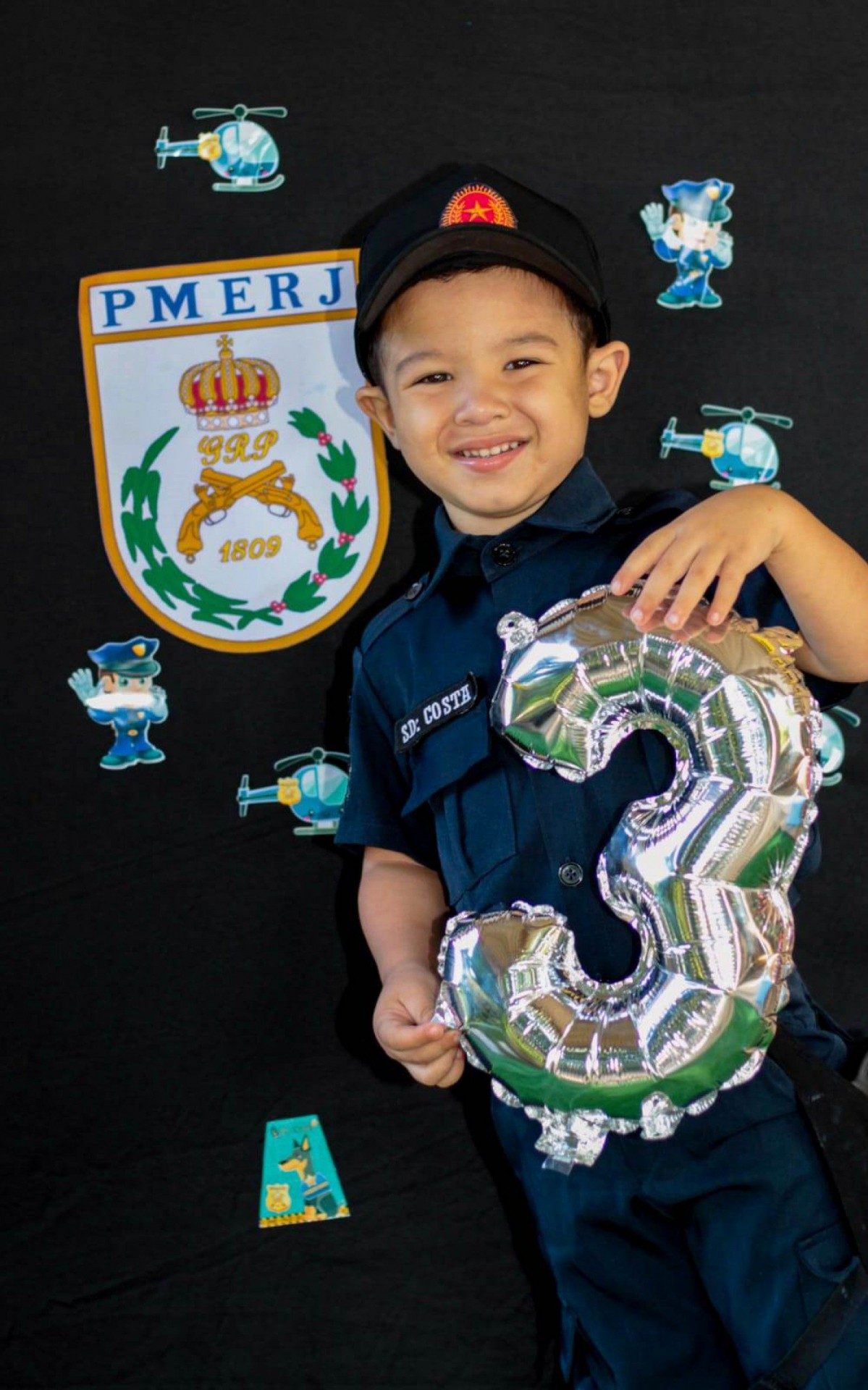 F&atilde; da PM, Ant&ocirc;nio Manoel Basilio Costa, o &lsquo;soldado Costa&rsquo;, de 3 anos fez um ensaio fotogr&aacute;fico em homenagem &agrave; Pol&iacute;cia Militar do Estado do Rio de Janeiro. 