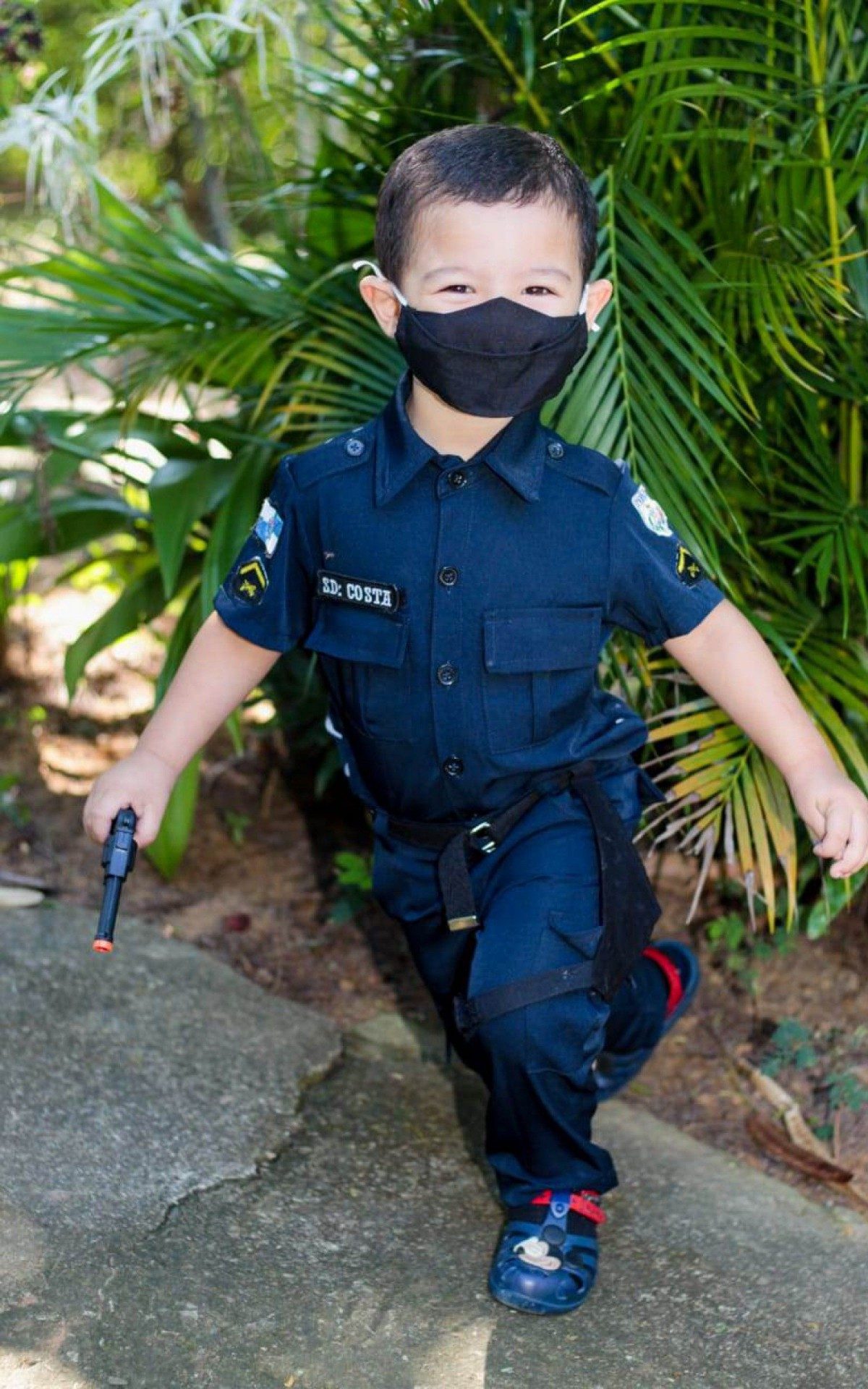 F&atilde; da PM, Ant&ocirc;nio Manoel Basilio Costa, o &lsquo;soldado Costa&rsquo;, de 3 anos fez um ensaio fotogr&aacute;fico em homenagem &agrave; Pol&iacute;cia Militar do Estado do Rio de Janeiro. 