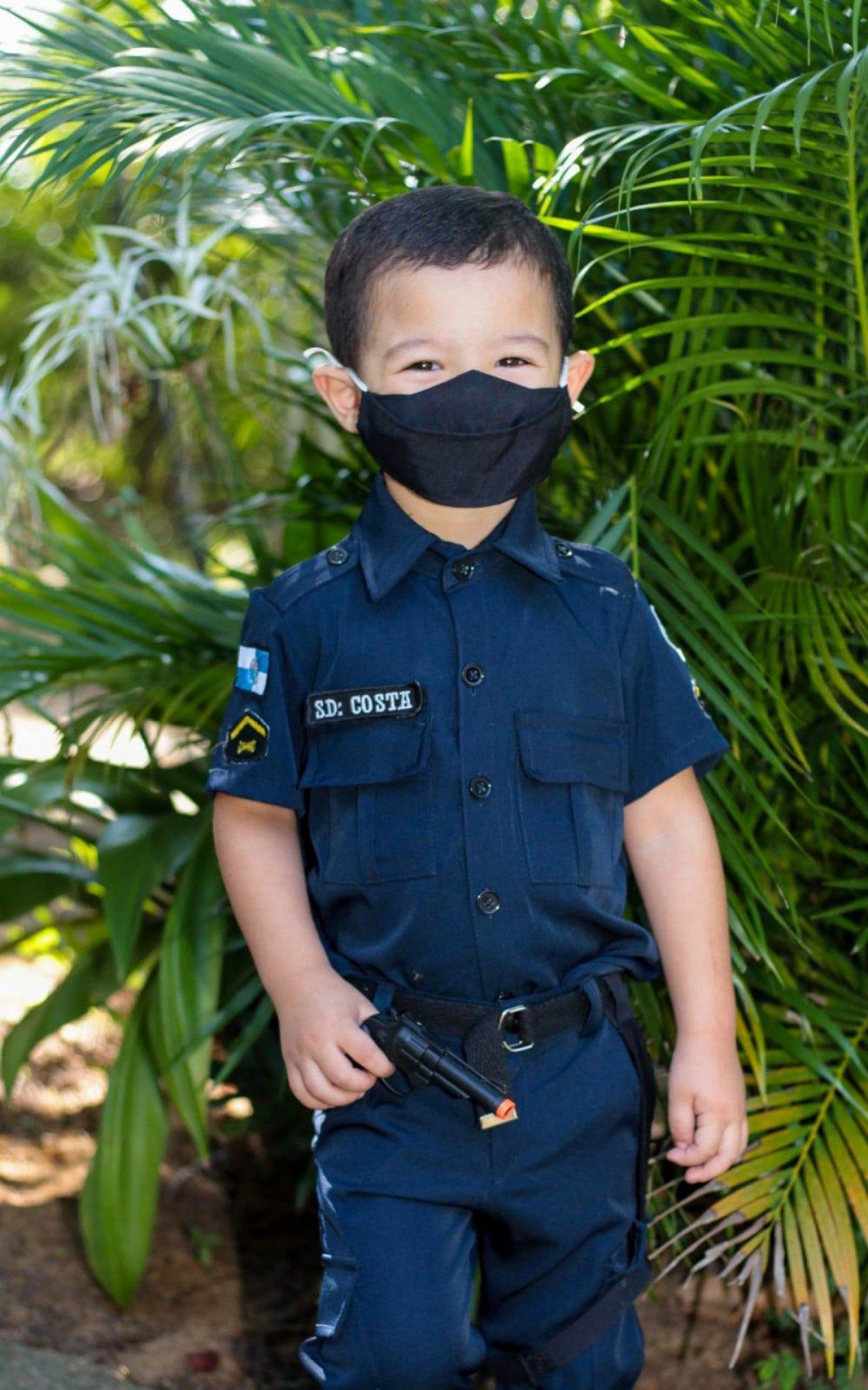 F&atilde; da PM, Ant&ocirc;nio Manoel Basilio Costa, o &lsquo;soldado Costa&rsquo;, de 3 anos fez um ensaio fotogr&aacute;fico em homenagem &agrave; Pol&iacute;cia Militar do Estado do Rio de Janeiro. 