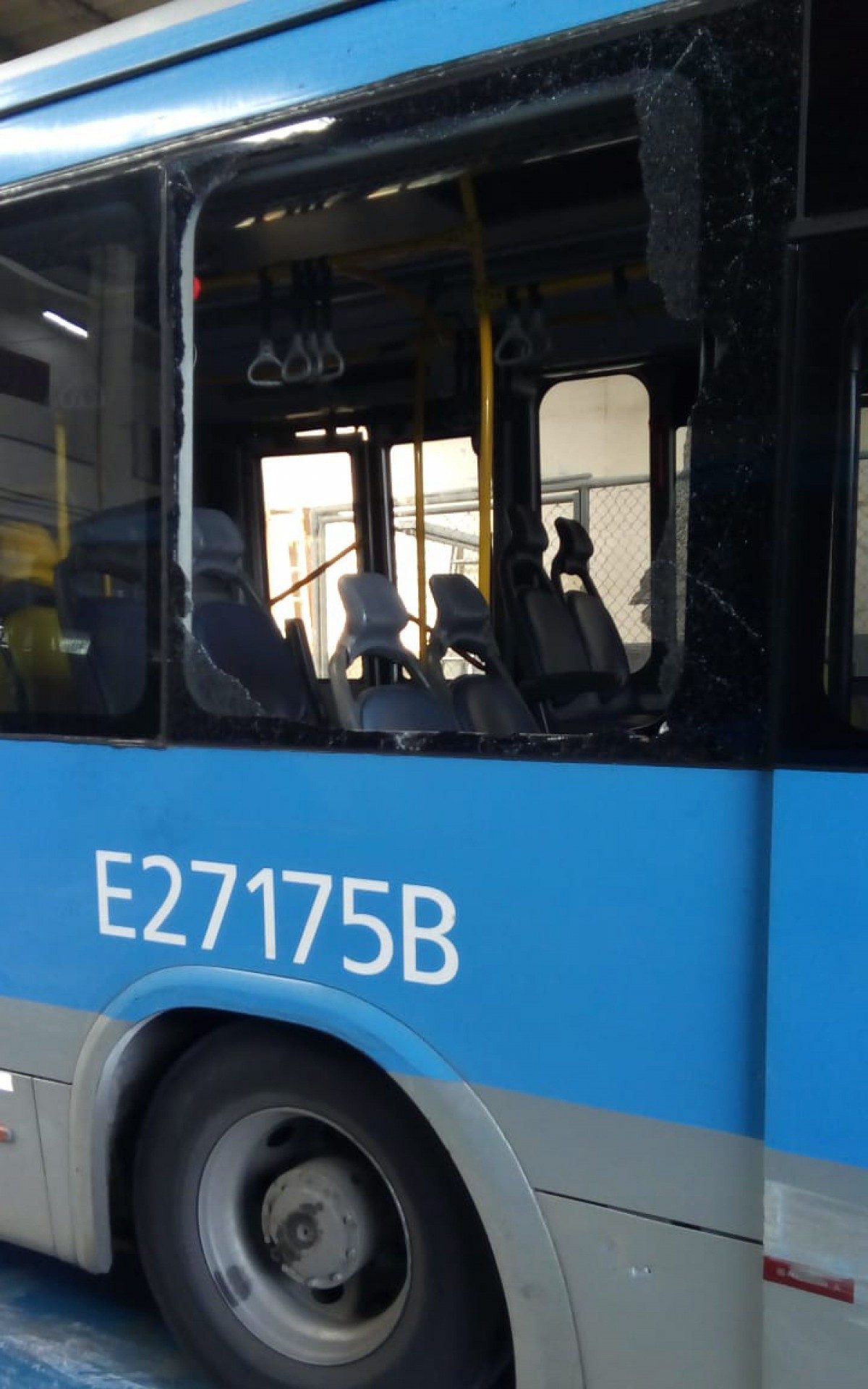 &Ocirc;nibus do BRT Rio &eacute; apedrejado por v&acirc;ndalos na esta&ccedil;&atilde;o Vaz Lobo