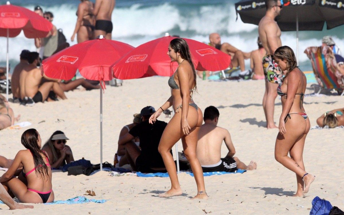 Carol Portaluppi e Renato Ga&uacute;cho curtem dia de praia em Ipanema, na Zona Sul do Rio, neste domingo
