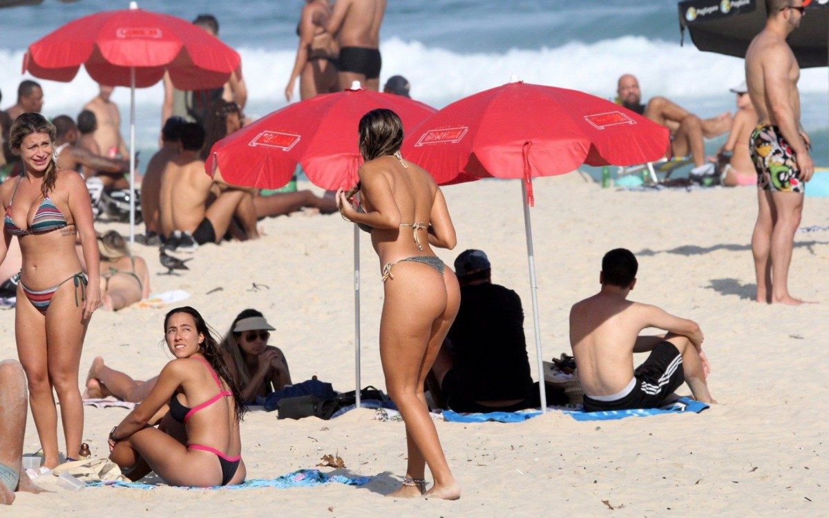 Carol Portaluppi e Renato Ga&uacute;cho curtem dia de praia em Ipanema, na Zona Sul do Rio, neste domingo