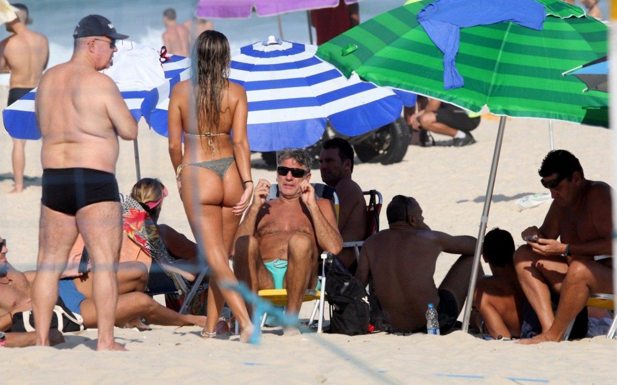 Carol Portaluppi e Renato Ga&uacute;cho curtem dia de praia em Ipanema, na Zona Sul do Rio, neste domingo