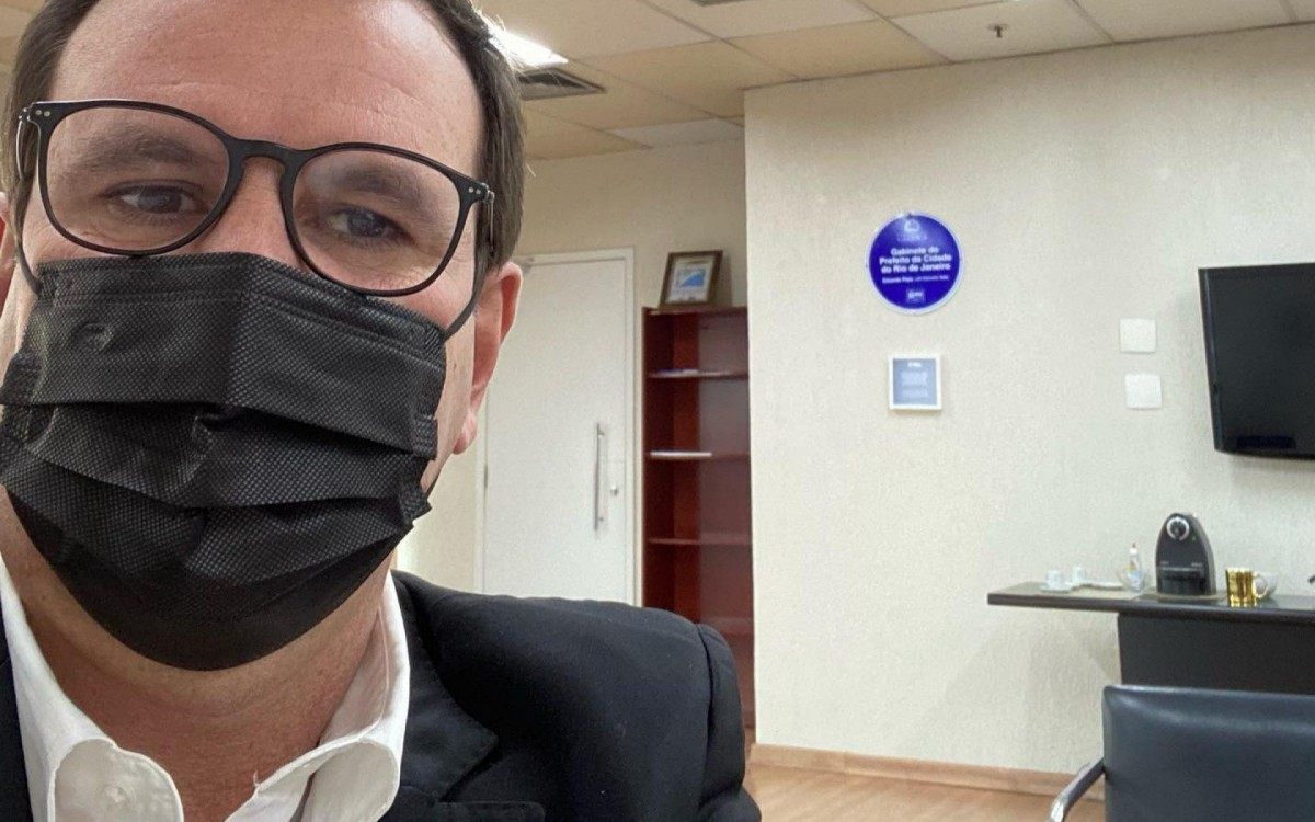 Eduardo Paes retoma trabalho presencial ap&oacute;s cumprir isolamento