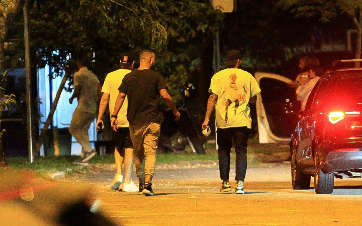 Gabigol passeia com amigos na Lagoa Rodrigo de Freitas, na Zona Sul do Rio, na noite deste domingo