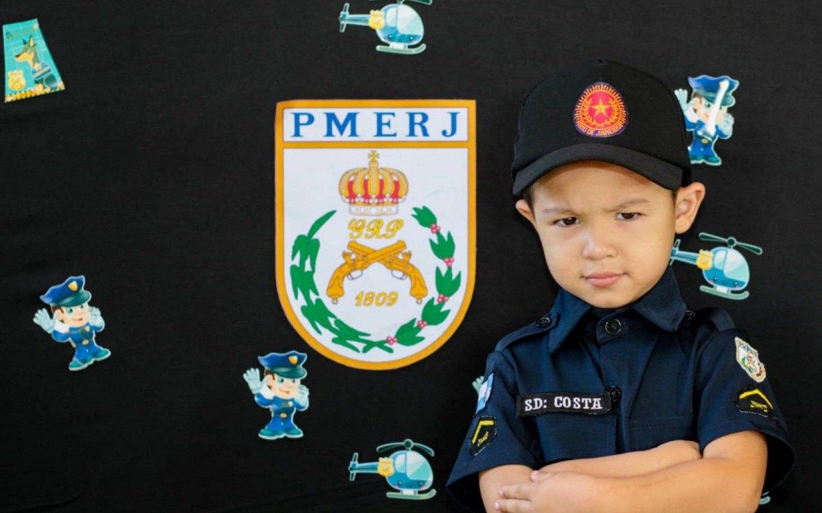 F&atilde; da PM, Ant&ocirc;nio Manoel Basilio Costa, o &lsquo;soldado Costa&rsquo;, de 3 anos fez um ensaio fotogr&aacute;fico em homenagem &agrave; Pol&iacute;cia Militar do Estado do Rio de Janeiro. F&atilde; da PM, Ant&ocirc;nio Manoel Basilio Costa, o &lsquo;soldado Costa&rsquo;, de 3 anos fez um ensaio fotogr&aacute;fico em homenagem &agrave; Pol&iacute;cia Militar do Estado do Rio de Janeiro. 
