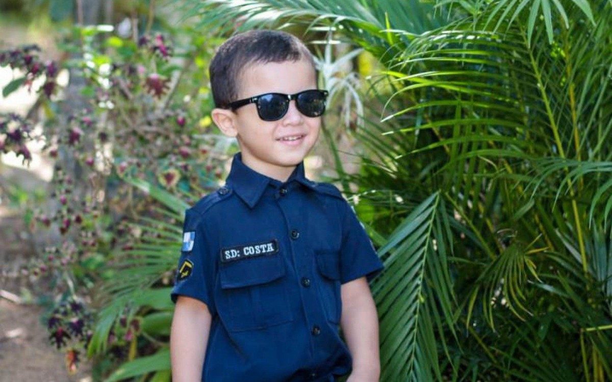 F&atilde; da PM, Ant&ocirc;nio Manoel Basilio Costa, o &lsquo;soldado Costa&rsquo;, de 3 anos fez um ensaio fotogr&aacute;fico em homenagem &agrave; Pol&iacute;cia Militar do Estado do Rio de Janeiro. 