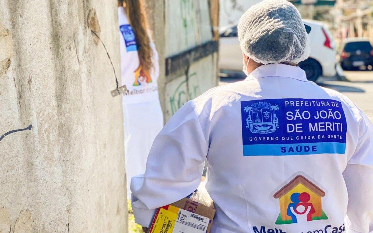 Equipes da Sa&uacute;de fazem a vacina&ccedil;&atilde;o de idosos acamados em casa em Meriti