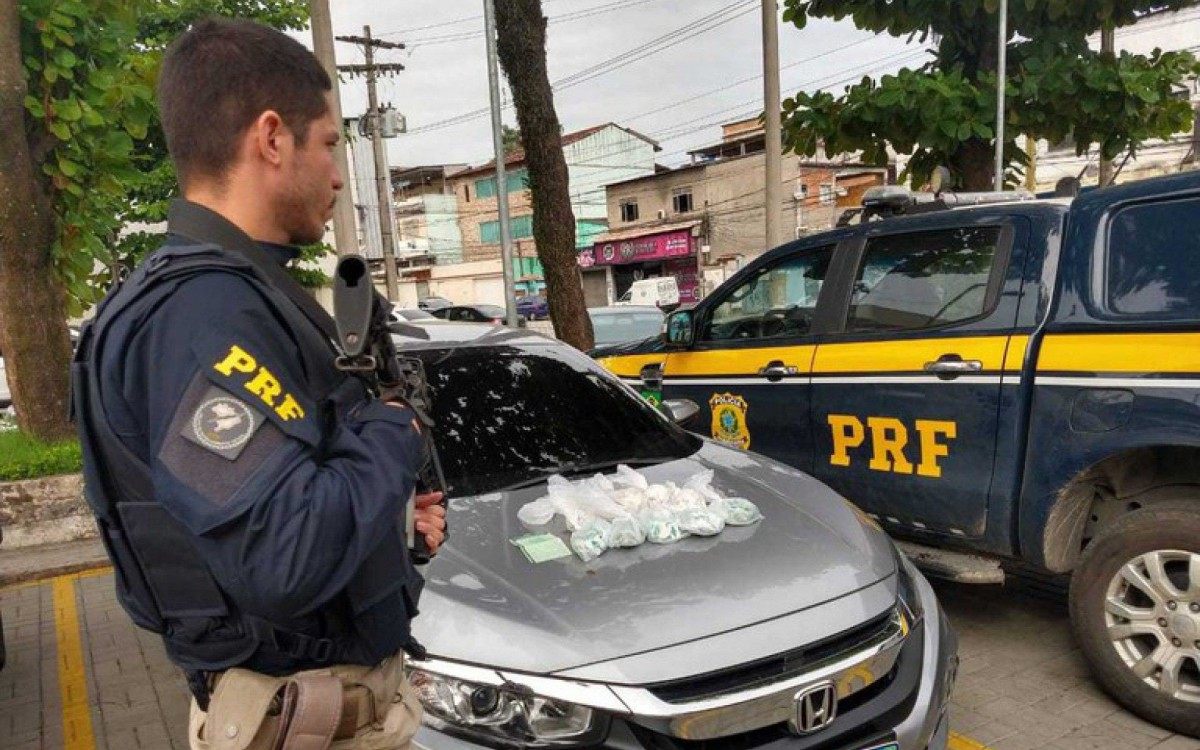 PRF apreende mil papelotes de coca&iacute;na dentro de carro roubado em Meriti