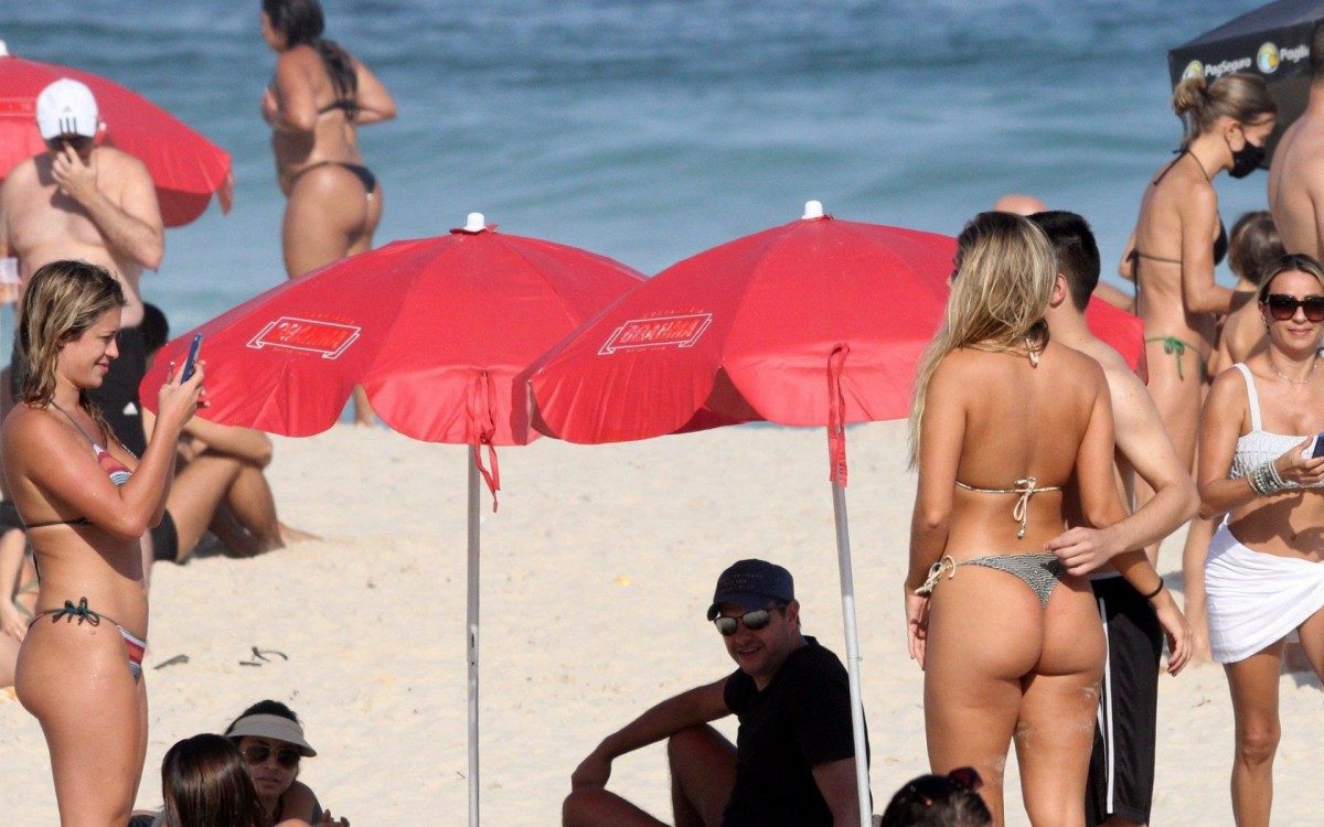 Carol Portaluppi e Renato Ga&uacute;cho curtem dia de praia em Ipanema, na Zona Sul do Rio, neste domingo