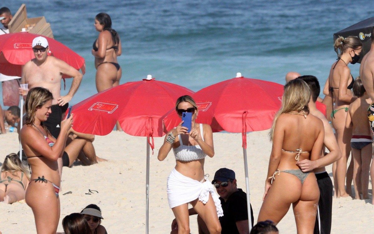 Carol Portaluppi e Renato Ga&uacute;cho curtem dia de praia em Ipanema, na Zona Sul do Rio, neste domingo