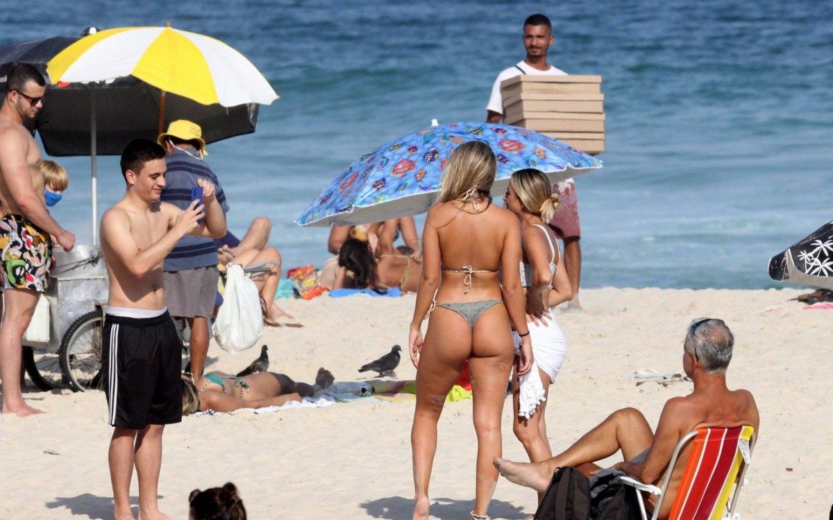 Carol Portaluppi e Renato Ga&uacute;cho curtem dia de praia em Ipanema, na Zona Sul do Rio, neste domingo