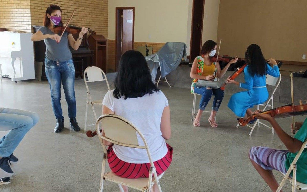 Alunos de violino: projeto social precisa das estantes para que alunos mais avan&ccedil;ados possam se desenvolver ainda mais na pr&aacute;tica orquestral
