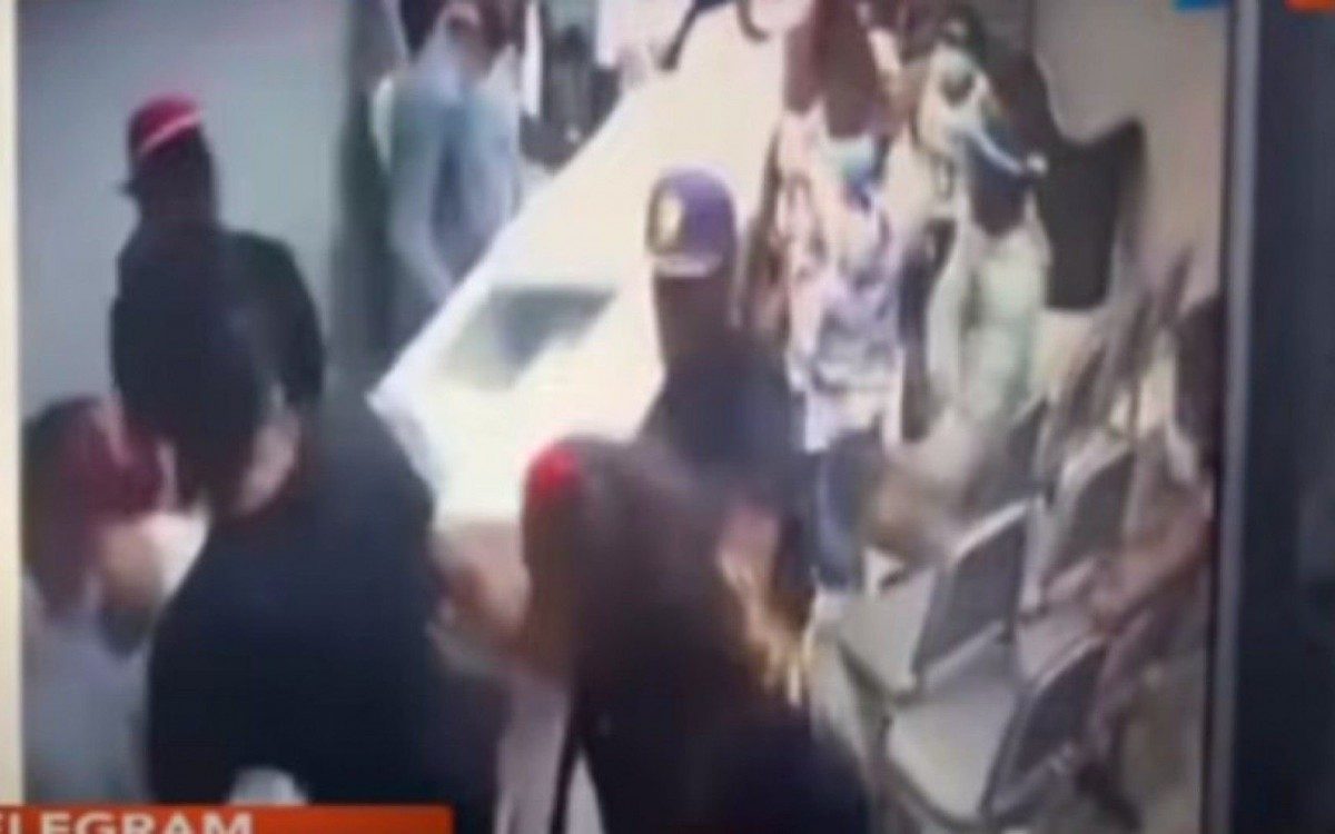 Momento em que homens pegam caix&atilde;o
