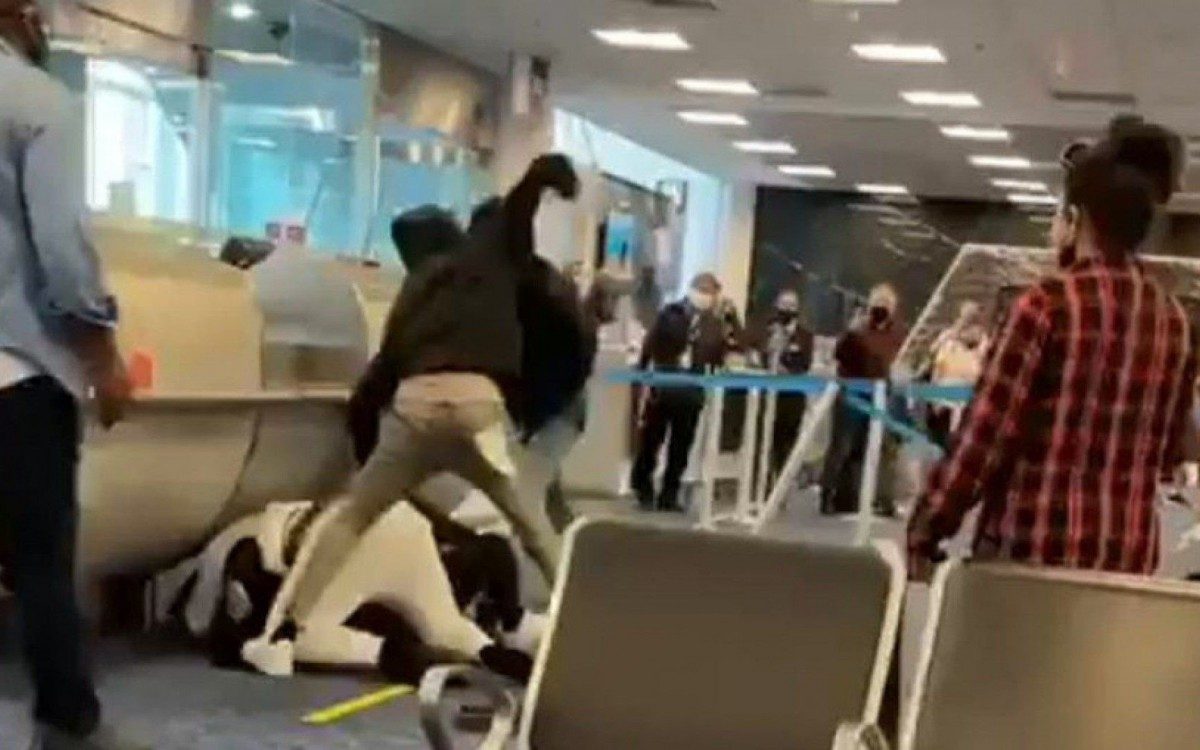 Uma pessoa foi detida ap&oacute;s briga generalizada no Aeroporto Internacional de Miami