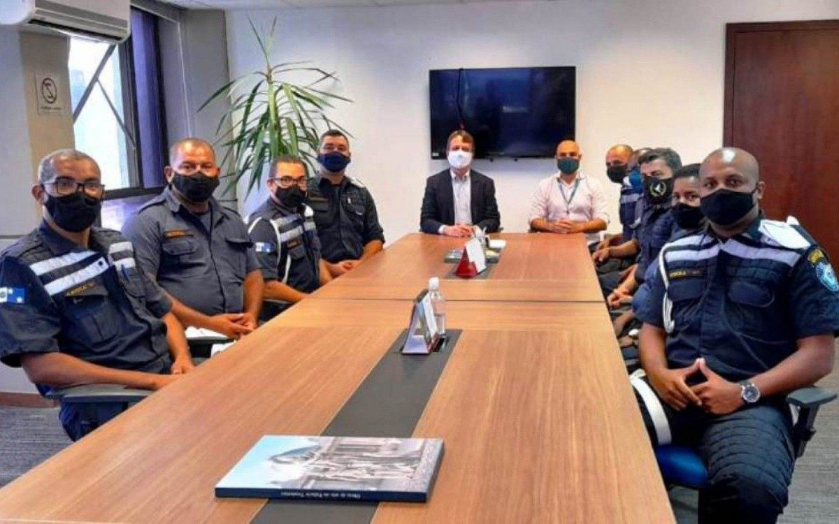 Presidente do Detran Adolfo Konder, ao lado Rodrigo Varej&atilde;o - Presidente da Coordenadoria de Educa&ccedil;&atilde;o, juntamente com os agentes de tr&acirc;nsito do munic&iacute;pio que est&atilde;o fazendo o curso.