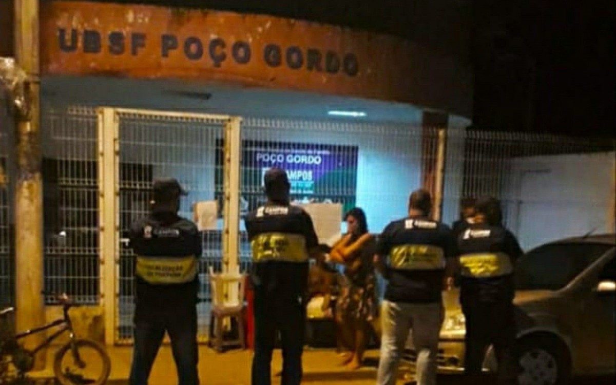 
Equipe de Posturas desfez esquema para vacina&ccedil;&atilde;o na UBS de Po&ccedil;o Gordo na noite desse domingo (25). 