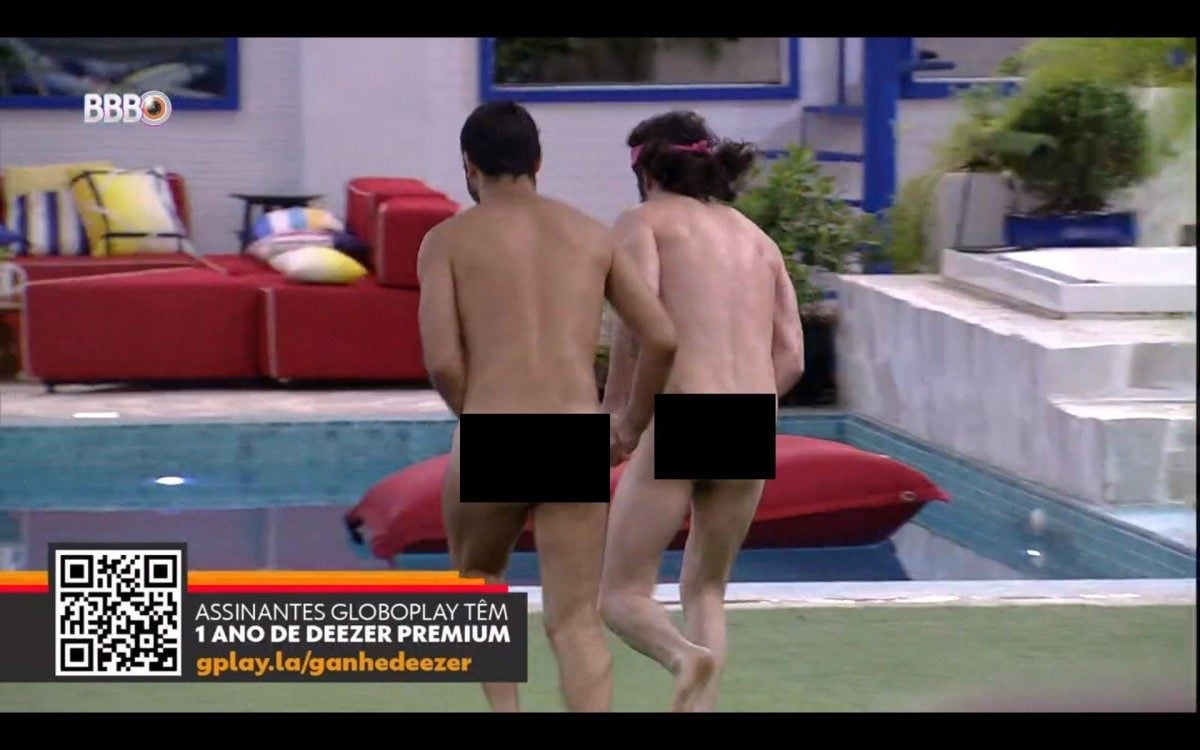 Completamente nus, Gil e Fiuk pulam na piscina