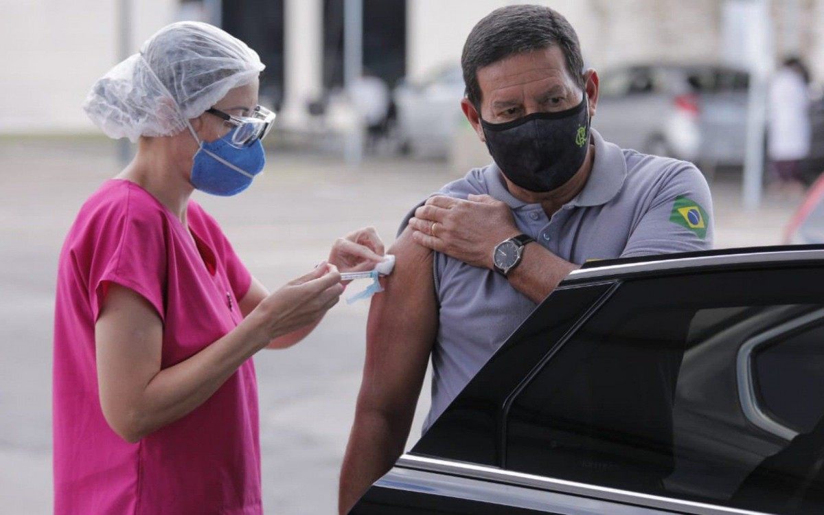 Mour&atilde;o toma segunda dose da CoronaVac 