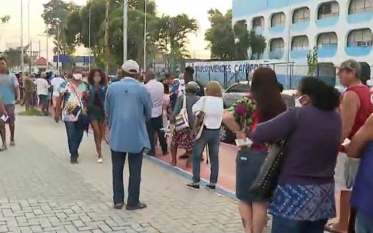 Filas eram enormes pela manh&atilde;