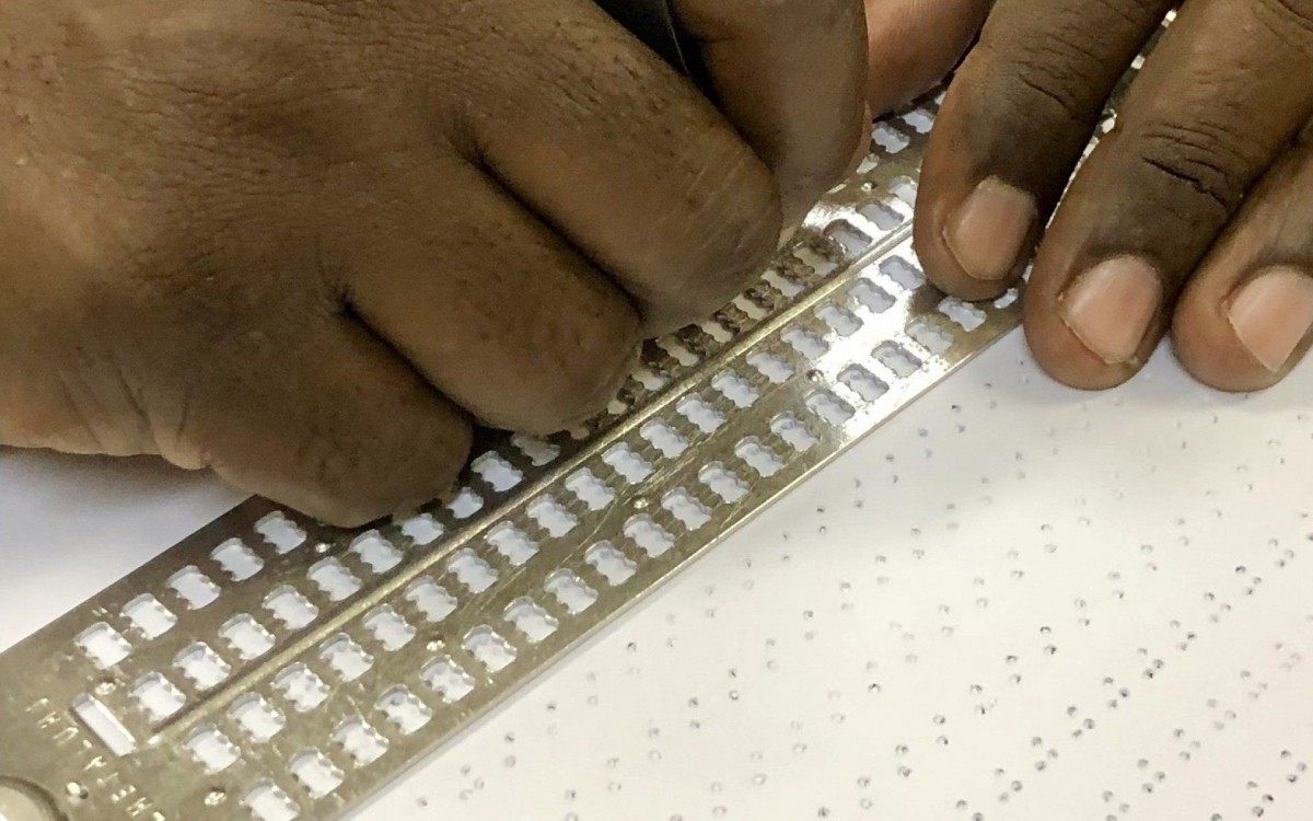 O ensino da linguagem em Braille, fundamental para a leitura e comunica&ccedil;&atilde;o escrita do cego, &eacute; outro trabalho fornecido pela entidade
