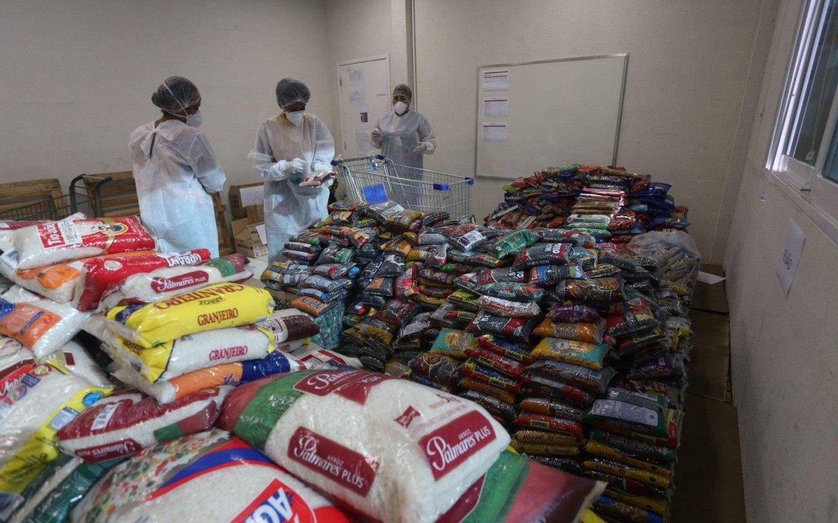 Podem ser doados alimentos e produtos de limpeza e higiene como arroz, macarrão, feijão, leite, enlatados, biscoitos, sabonetes, papel higiênico, água sanitária, álcool, desinfetante etc