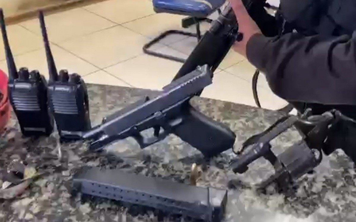 Suspeitos s&atilde;o feridos ap&oacute;s trocar tiros com policiais em Duque de Caxias